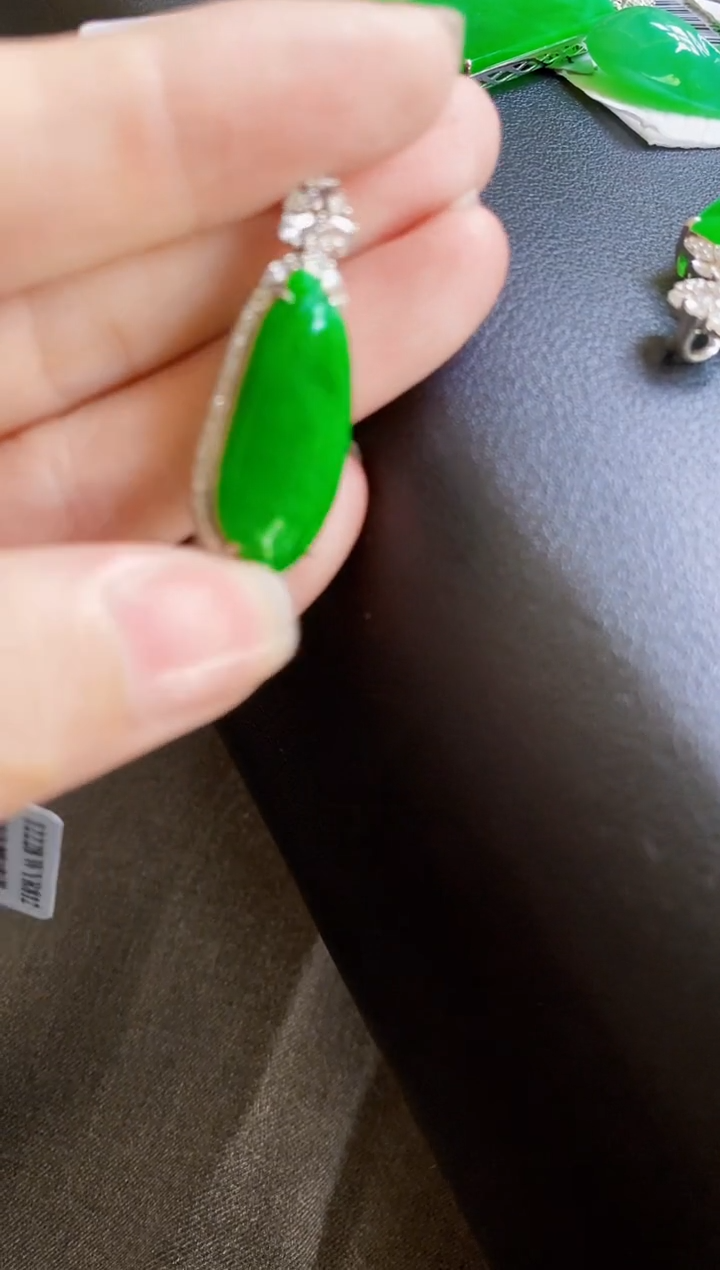 颈饰18K金镶嵌翡翠沧****）吊坠
