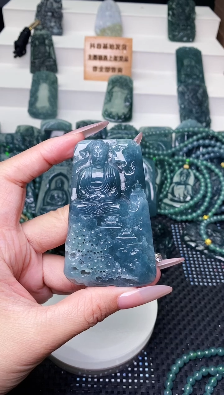 颈饰未镶嵌翡翠 