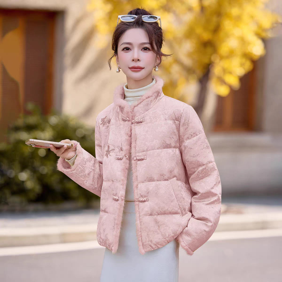 2025冬季新款新中式水貂毛刺绣提花白鹅绒羽绒服女短款高级感外套