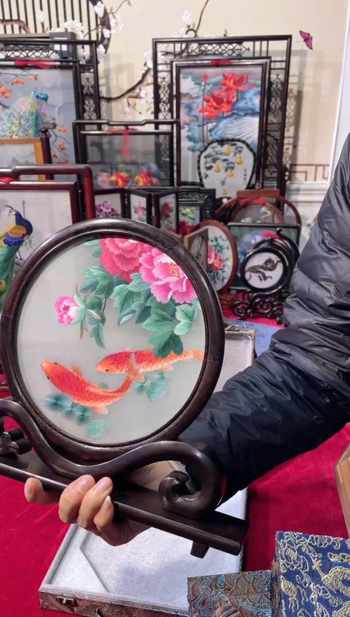 织绣精品苏绣摆台，纯实木框装裱，摆台25