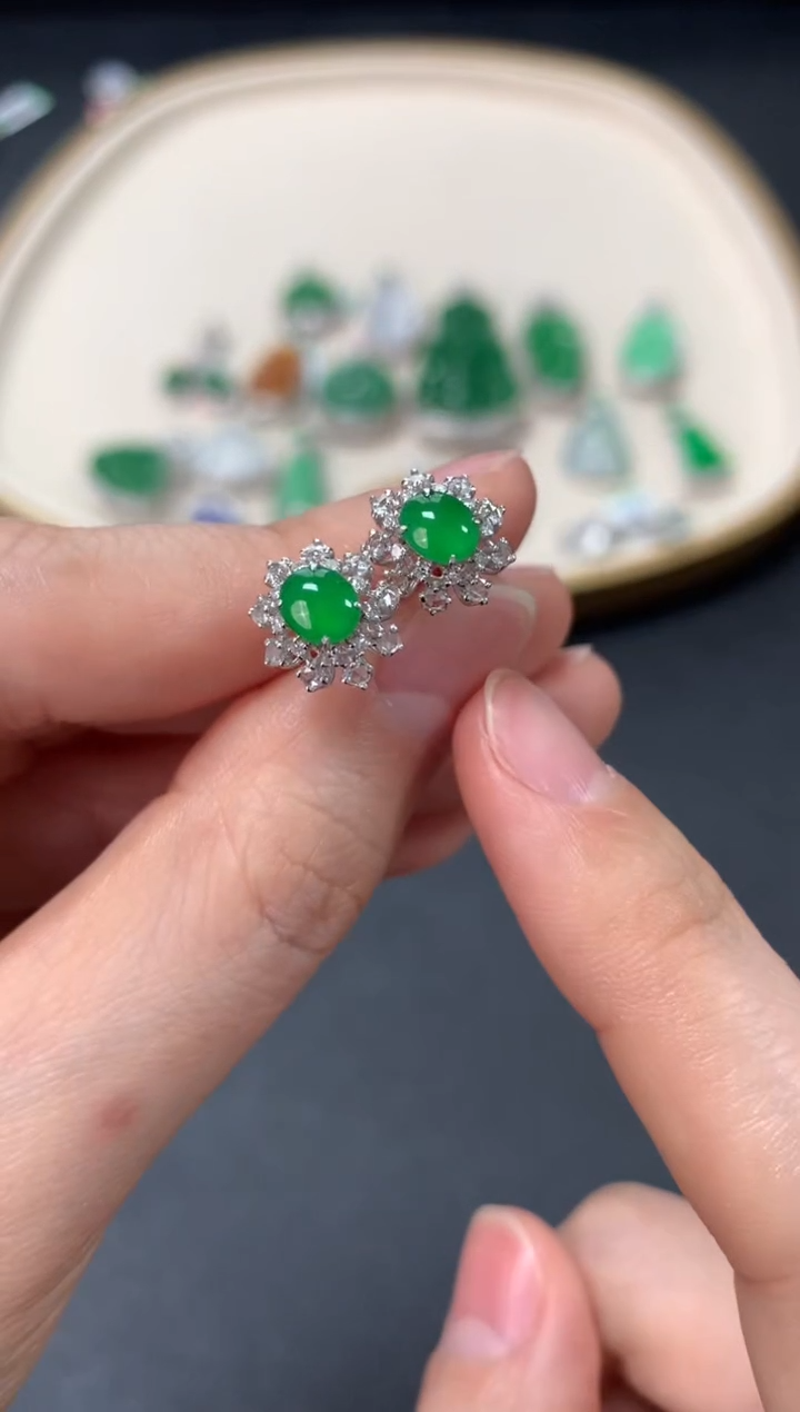 【闪购商品】翡翠吊坠(不含链)18K金镶嵌9800耳饰