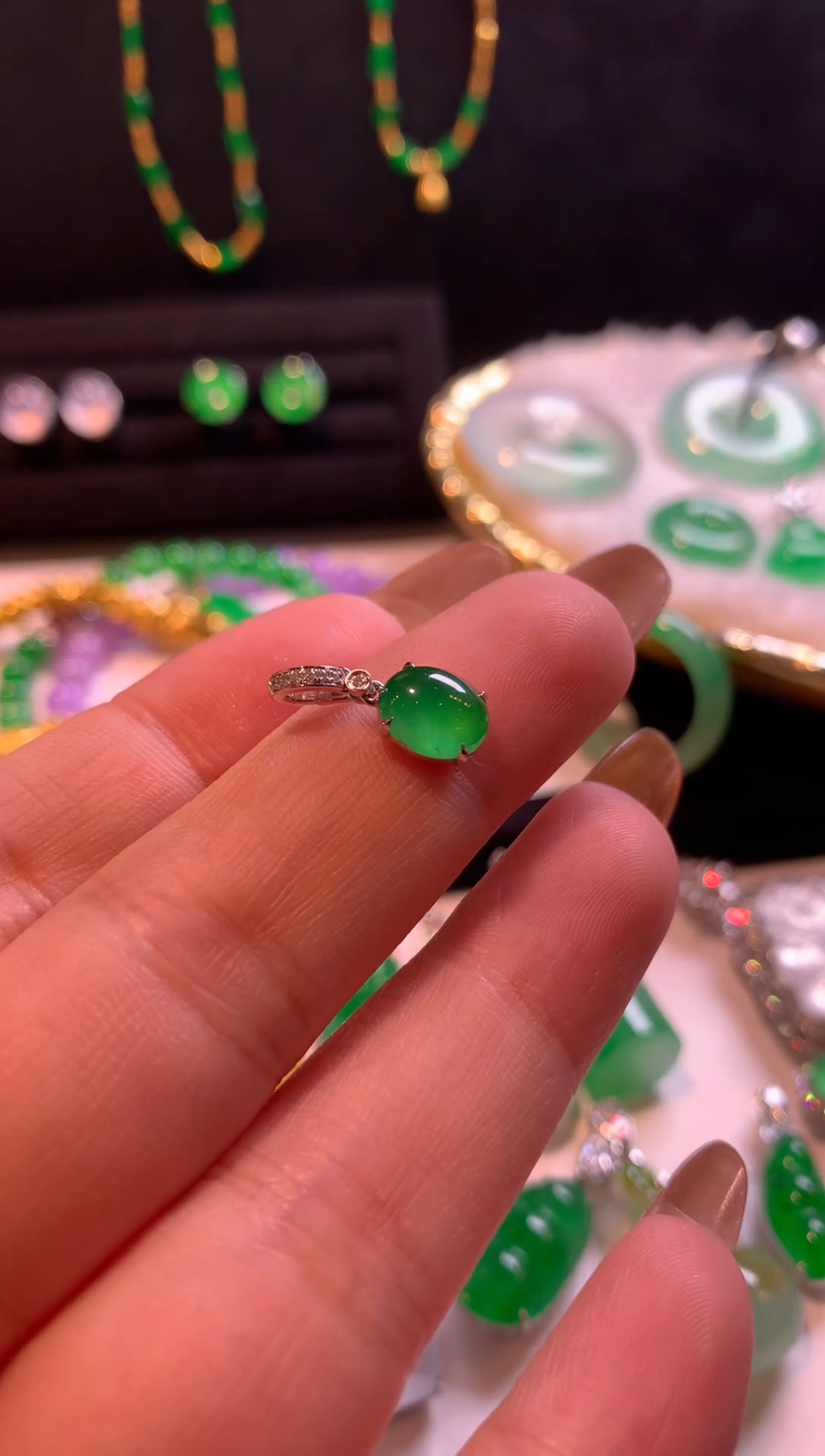 颈饰18K金镶嵌翡翠蛋面滴流