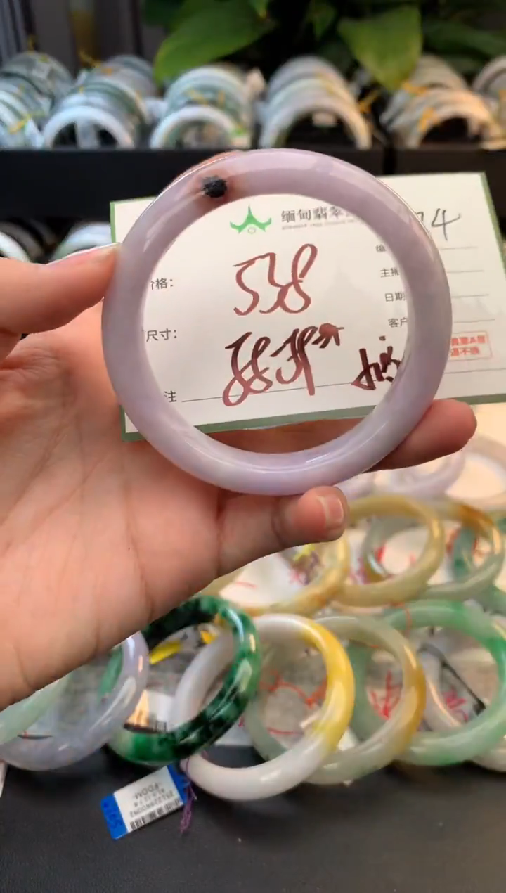 未镶嵌定制翡翠毛货需精细抛光+多人