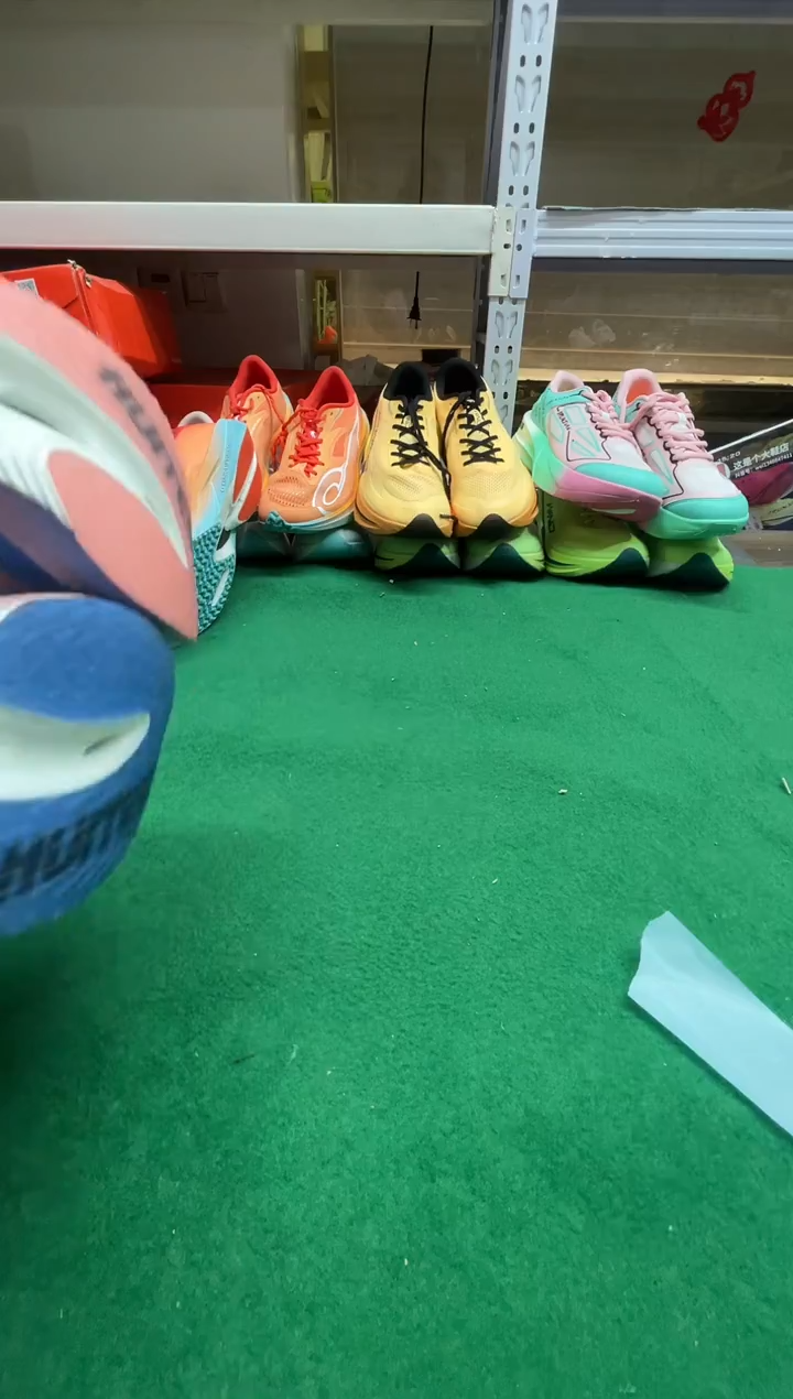 晚*这是个大鞋店的鞋