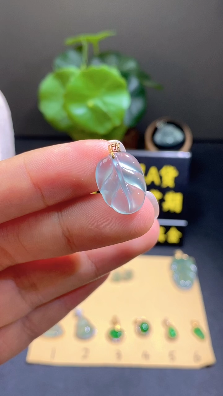 颈饰18K金镶嵌翡翠翡翠A货