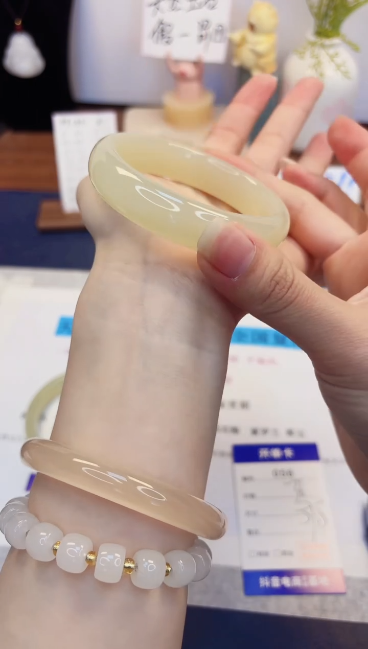 【闪购商品】石英质玉手镯未镶嵌56-晴水-圈口57