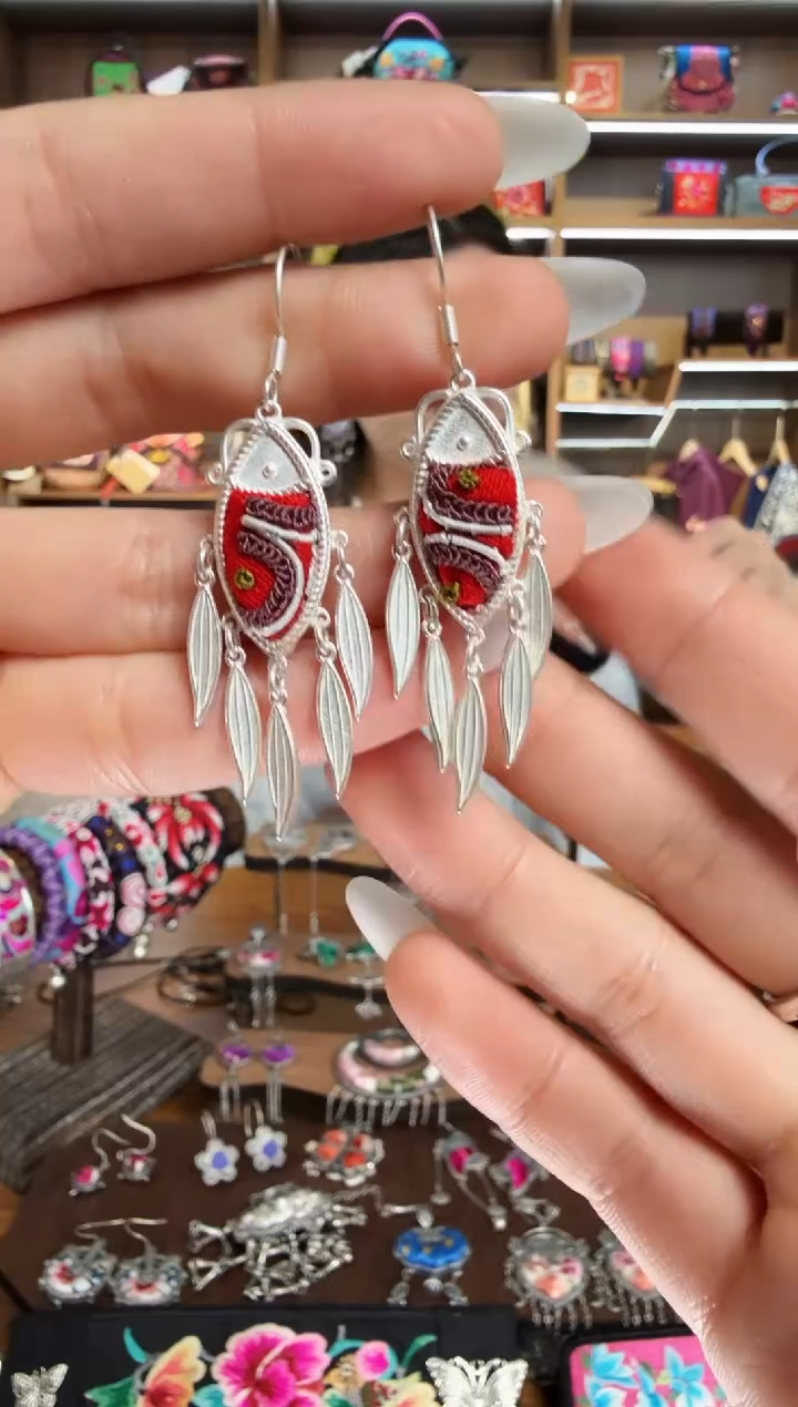 【闪购商品】织绣112蒙阿苏苗绣传承