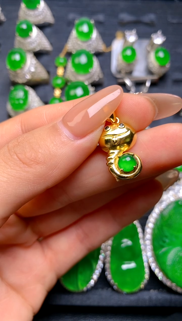 【闪购商品】翡翠吊坠(赠链)未镶嵌小吊坠