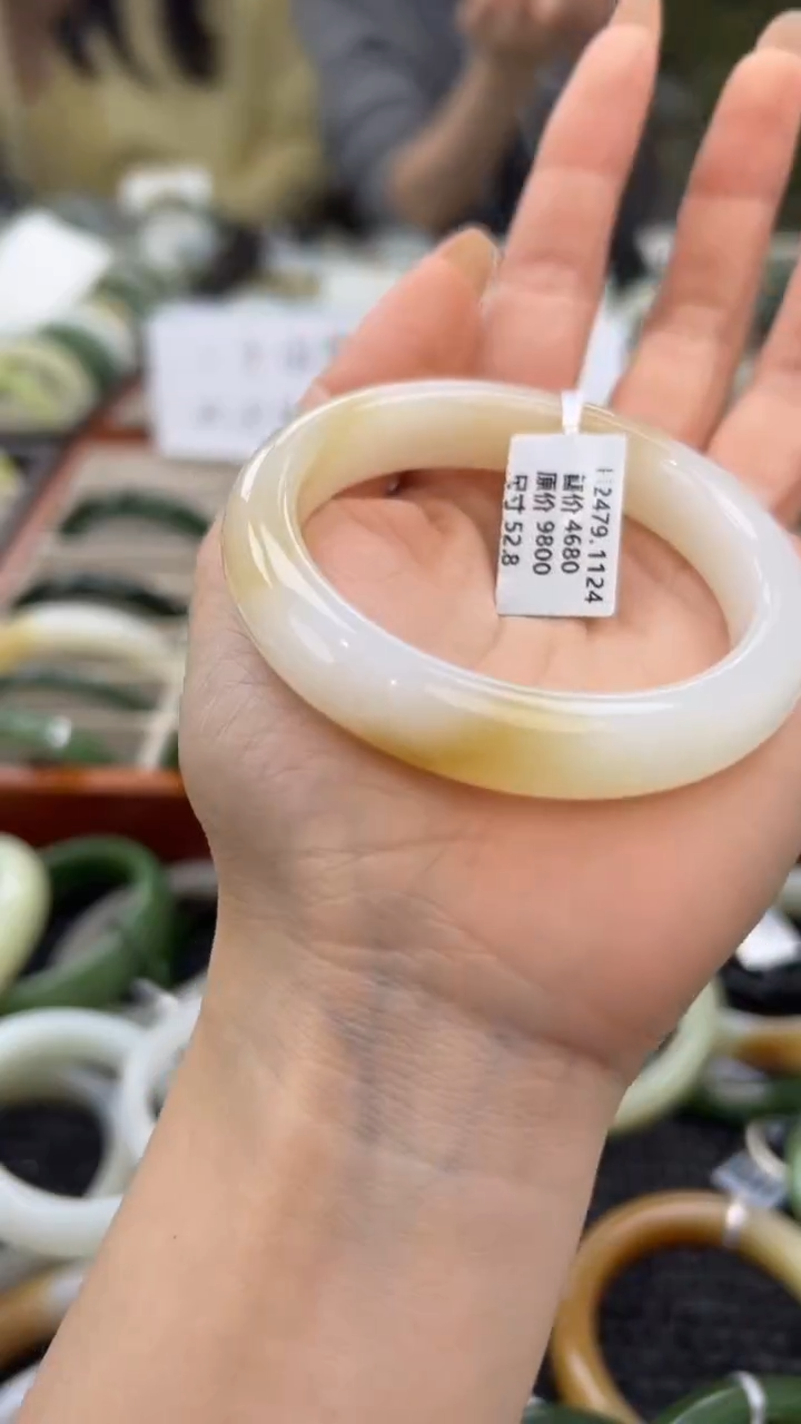 未镶嵌手镯和田玉52.8圈很好看的糖