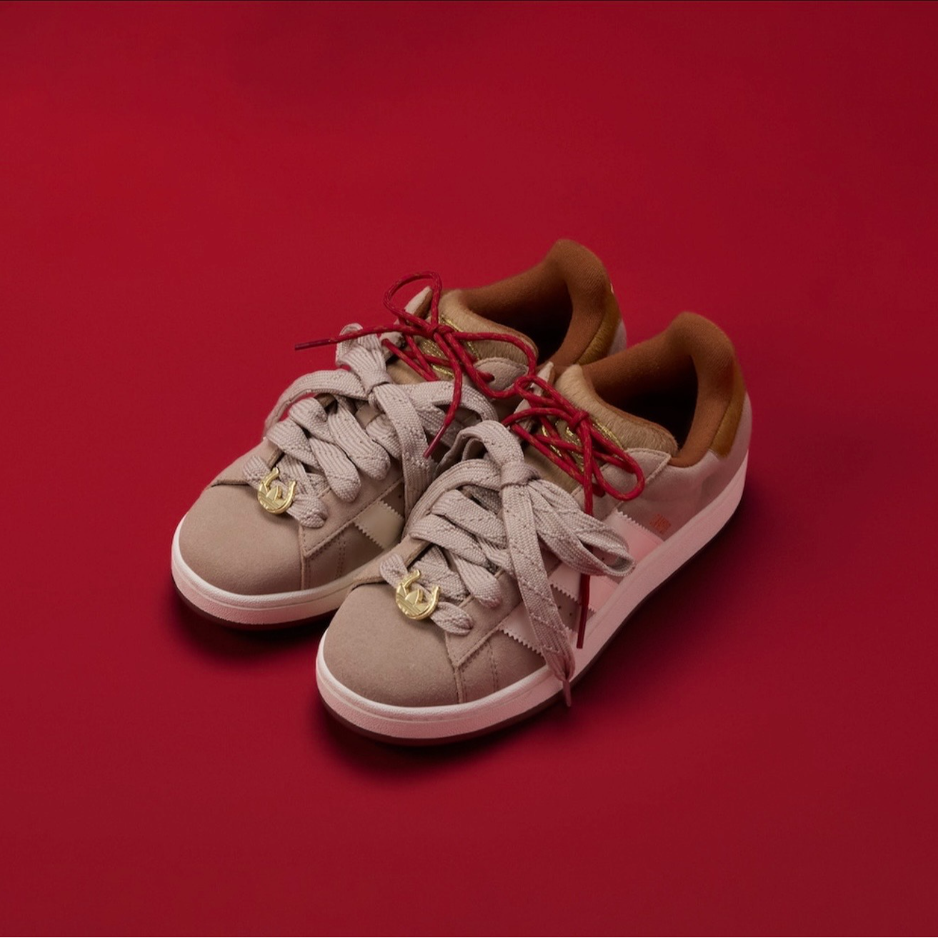 【滔搏联动】adidas/阿迪达斯三叶草【马年新款】中性休闲鞋KJ8724