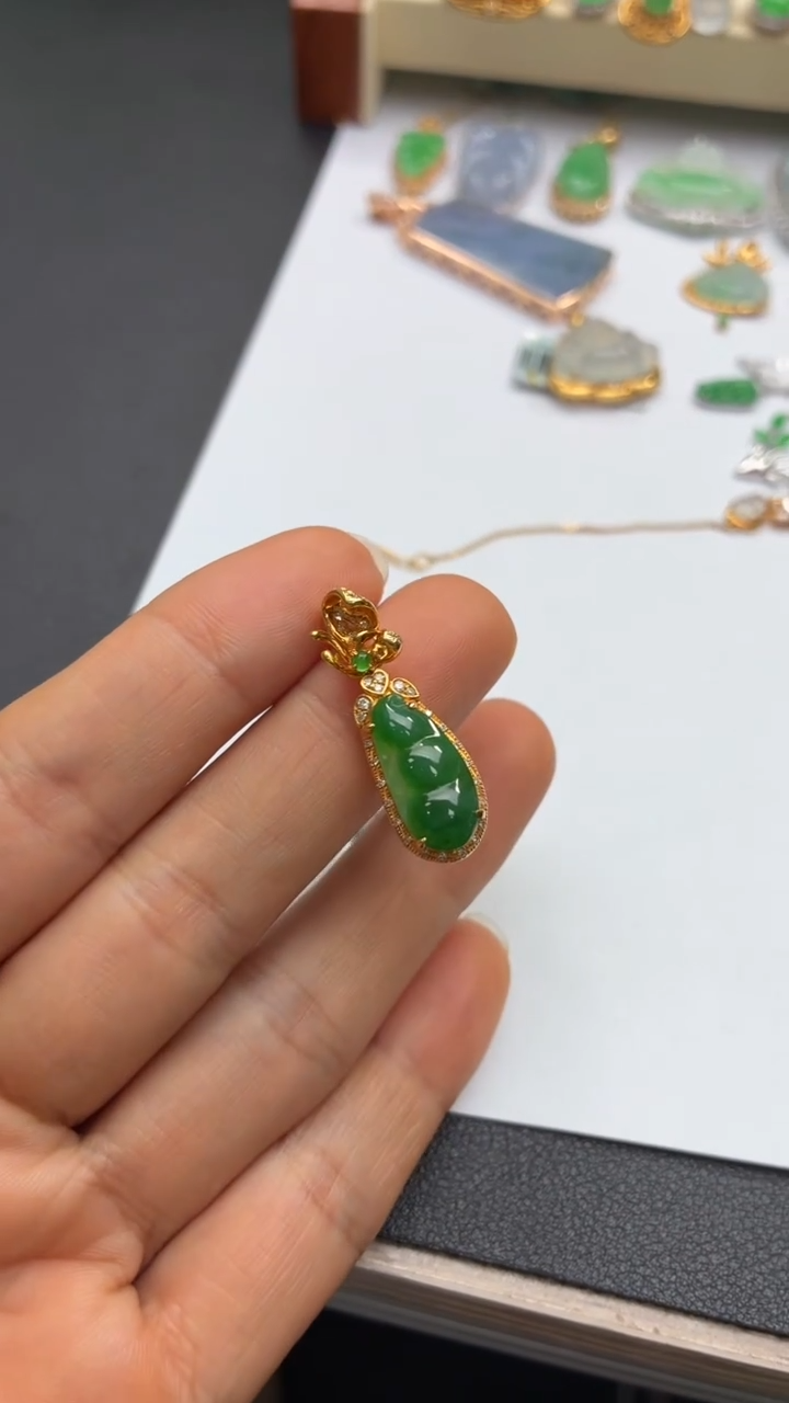 颈饰18K金镶嵌翡翠天然翡翠A货