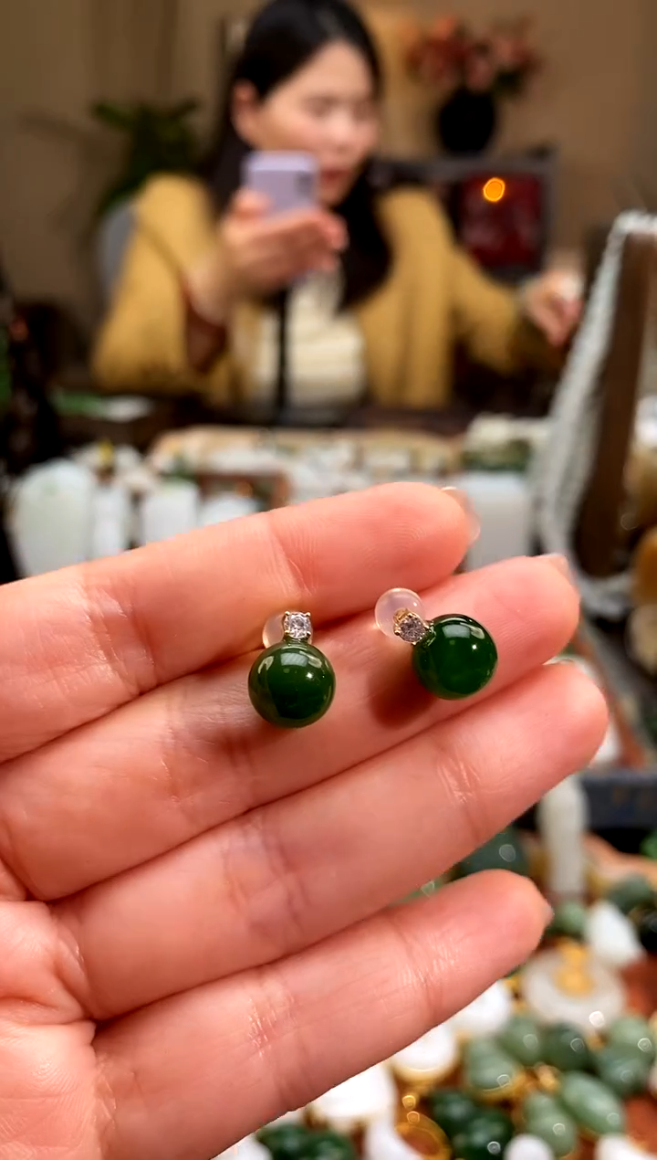 18K金镶嵌和田玉耳饰.