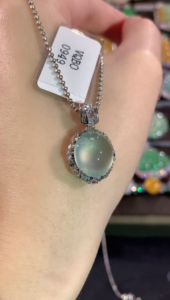 吊坠(不含链)18K金镶嵌翡翠冬日珠宝E37