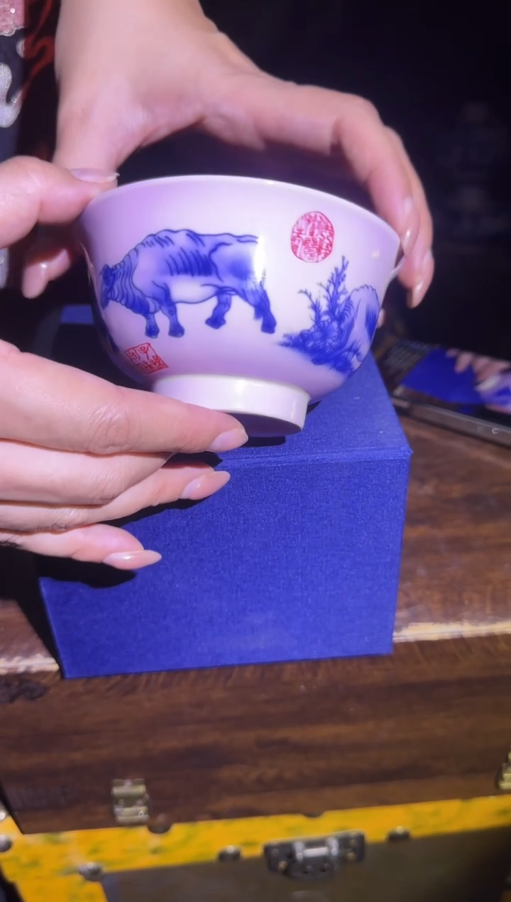 碗瓷红稀土五牛图碗