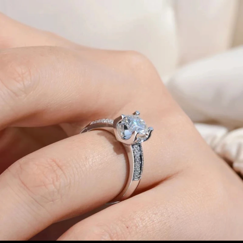 925银莫桑石戒指 【双排钻牛头 】闭口镶嵌经典女婚戒商场品牌同款