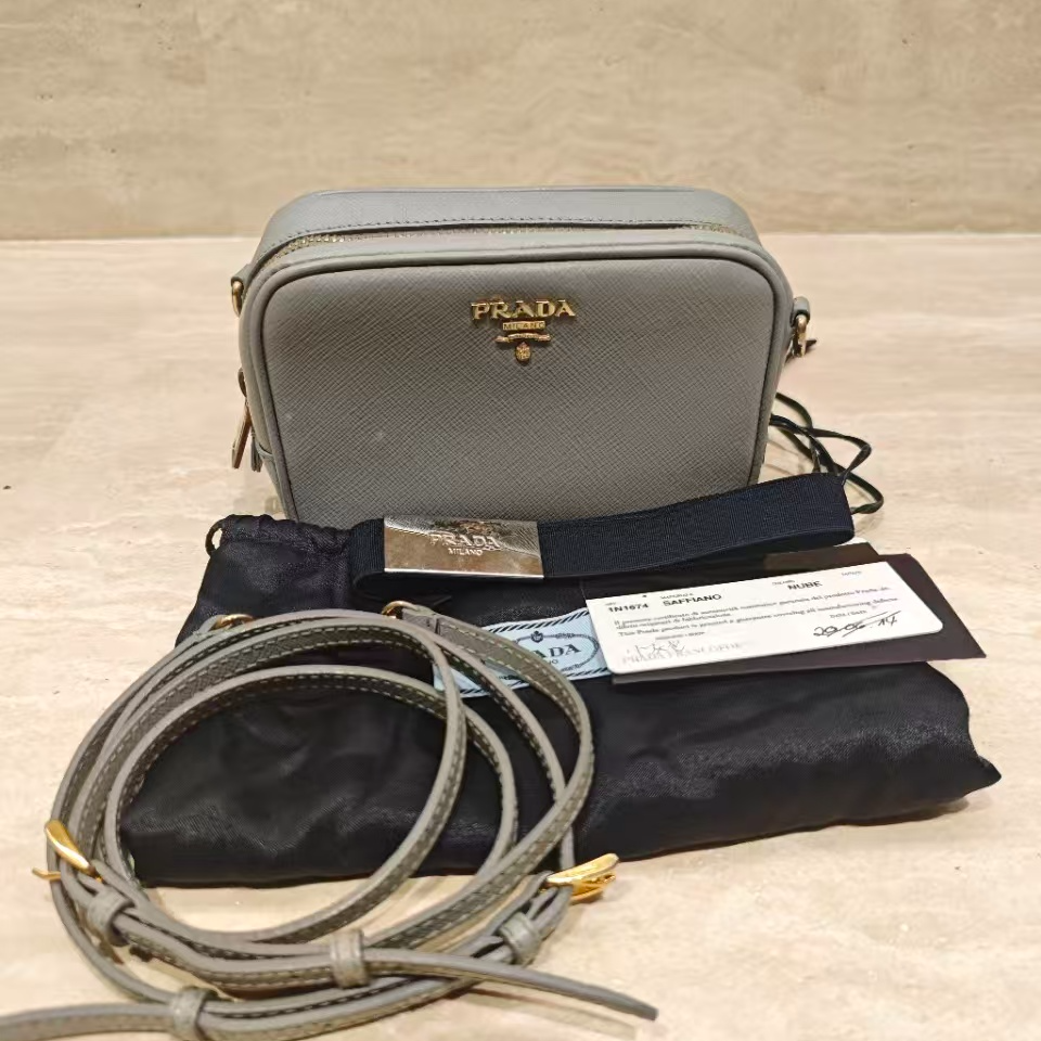 95新 Prada/普拉达 相机包 牛 浅灰色搭配金属logo/111415