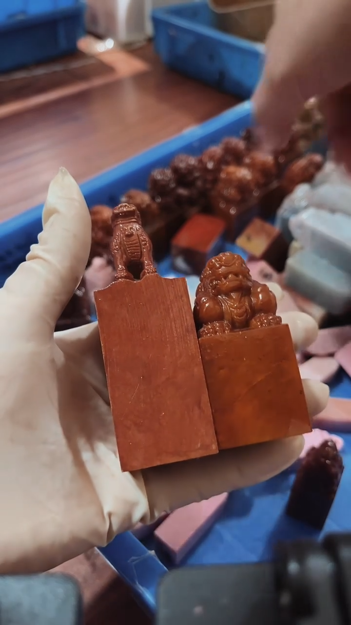 寿山石小*瑕疵不规则章带雕钮