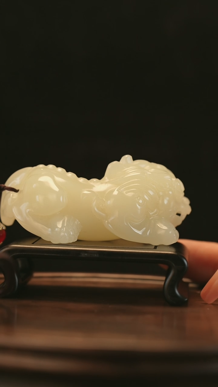 云南石竹叶青雕刻：吞金偶像
