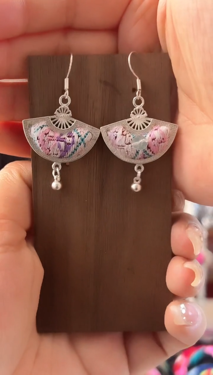 织绣民族风老绣饰品173