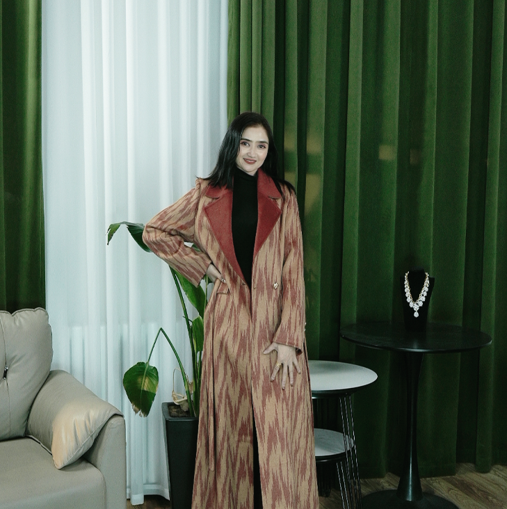 7852 艾德莱斯羊毛绒大衣