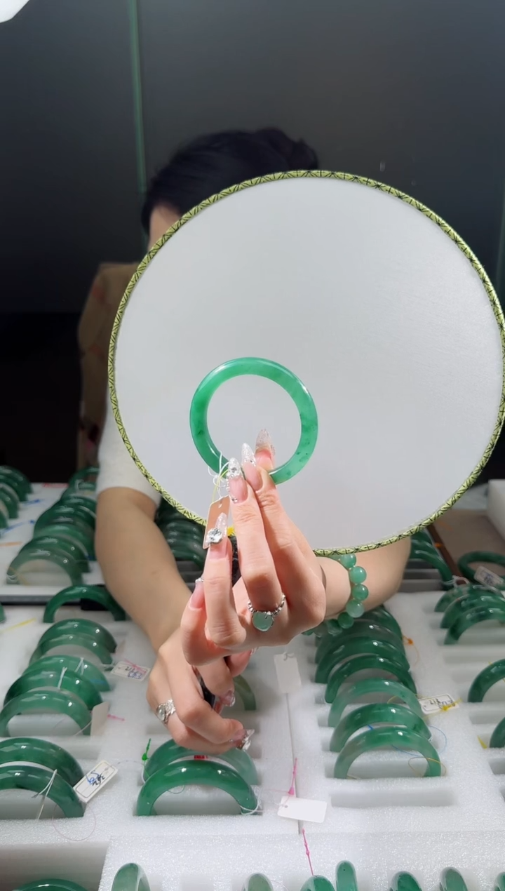 【闪购商品】石英质玉手镯未镶嵌72