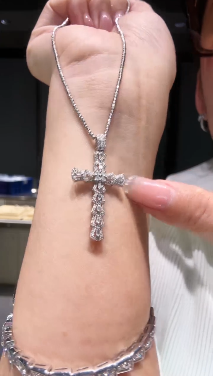 【闪购商品】钻石吊坠（不含链）18K金镶嵌1克拉镂空十字架