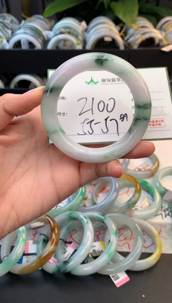 未镶嵌定制翡翠毛货需精细抛光+多人