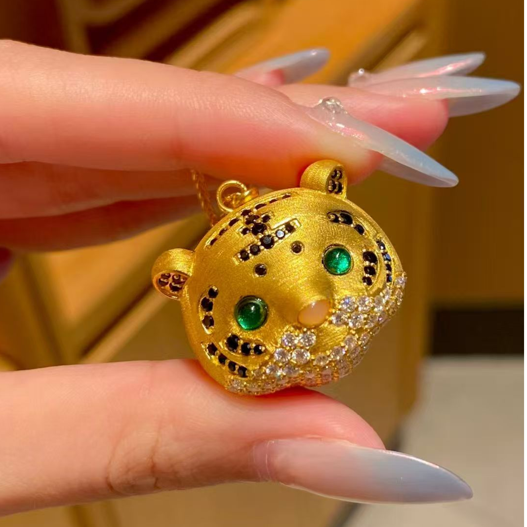 黄金999足金古法镶嵌萌虎吊坠
