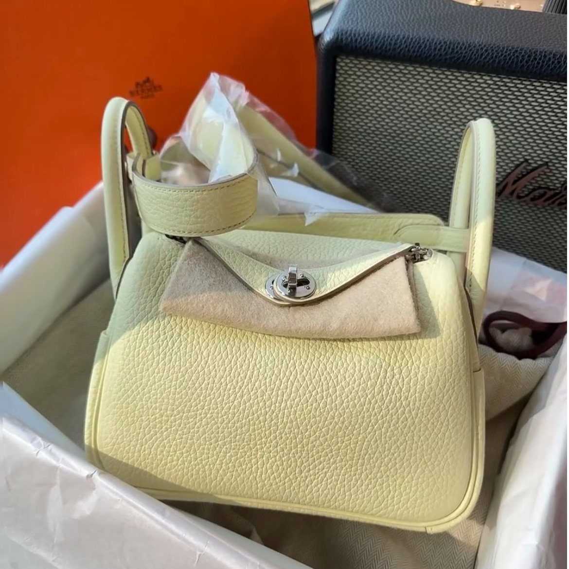 99新 Hermes/爱马仕 mini lindy单肩包/淡黄色W刻/251021LYPZM01