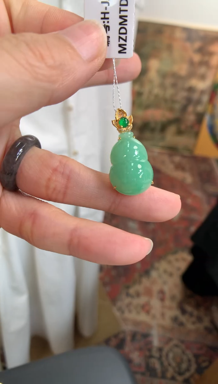 翡翠18K金镶嵌颈饰葫芦