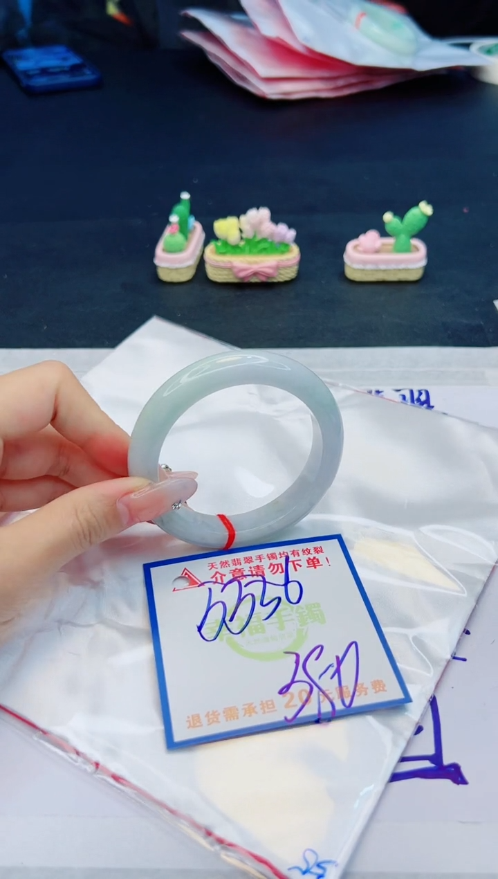 【闪购商品】翡翠手镯未镶嵌，质检证书图片色彩偏黑白