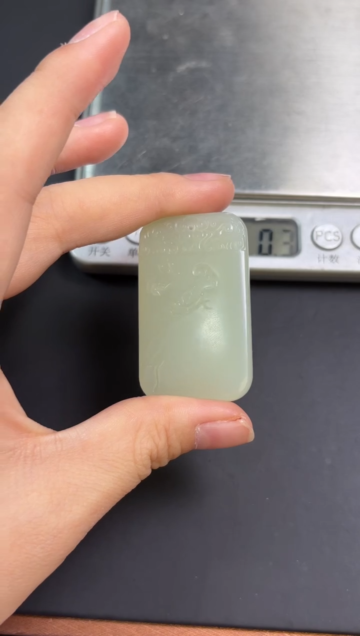 【闪购商品】和田玉吊坠(赠链)未镶嵌且末微色差迪克兰吊坠