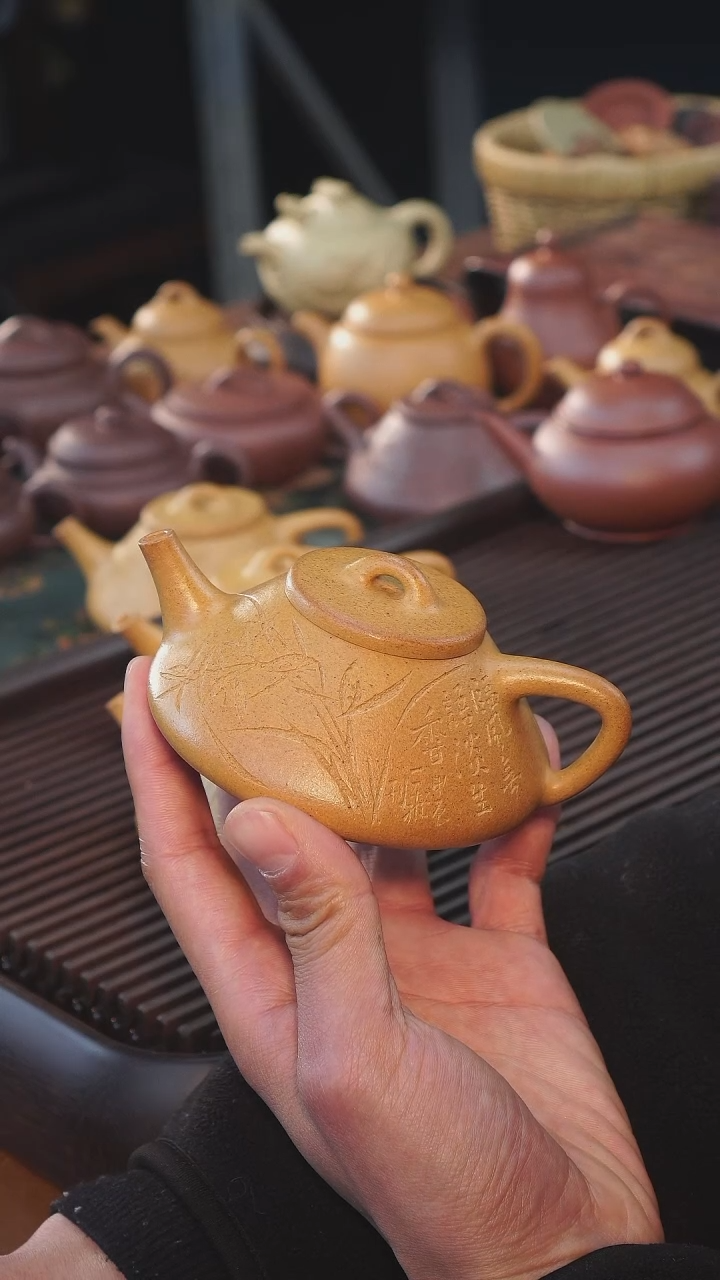 【闪购商品】紫砂茶壶老宕口黄金段刘一飞刻绘：兰花