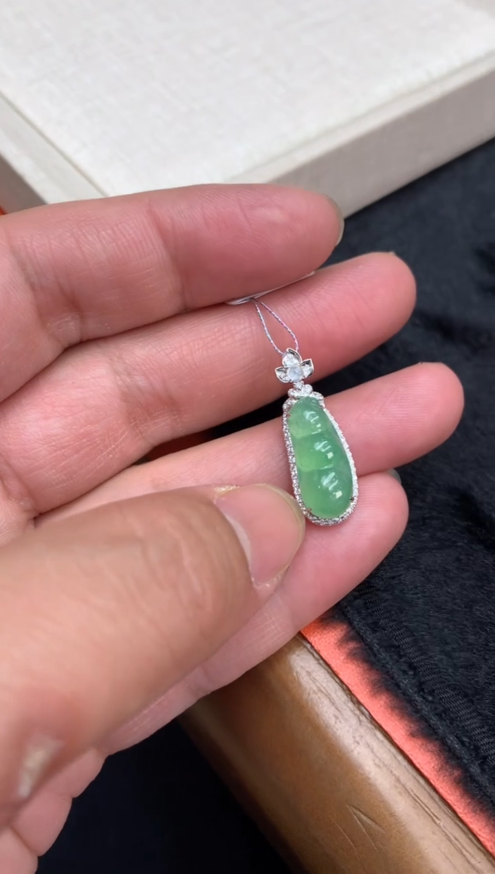 【闪购商品】翡翠颈饰18K金镶嵌福豆