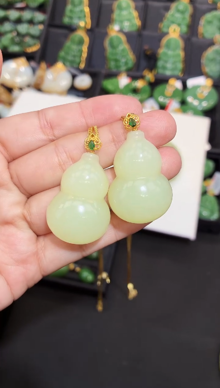 吊坠(赠链)18K金镶嵌和田玉35MM多样性发一