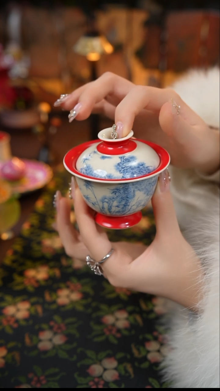 【闪购商品】景德镇手工手绘雨香斋松竹梅青花宫墙红盖碗