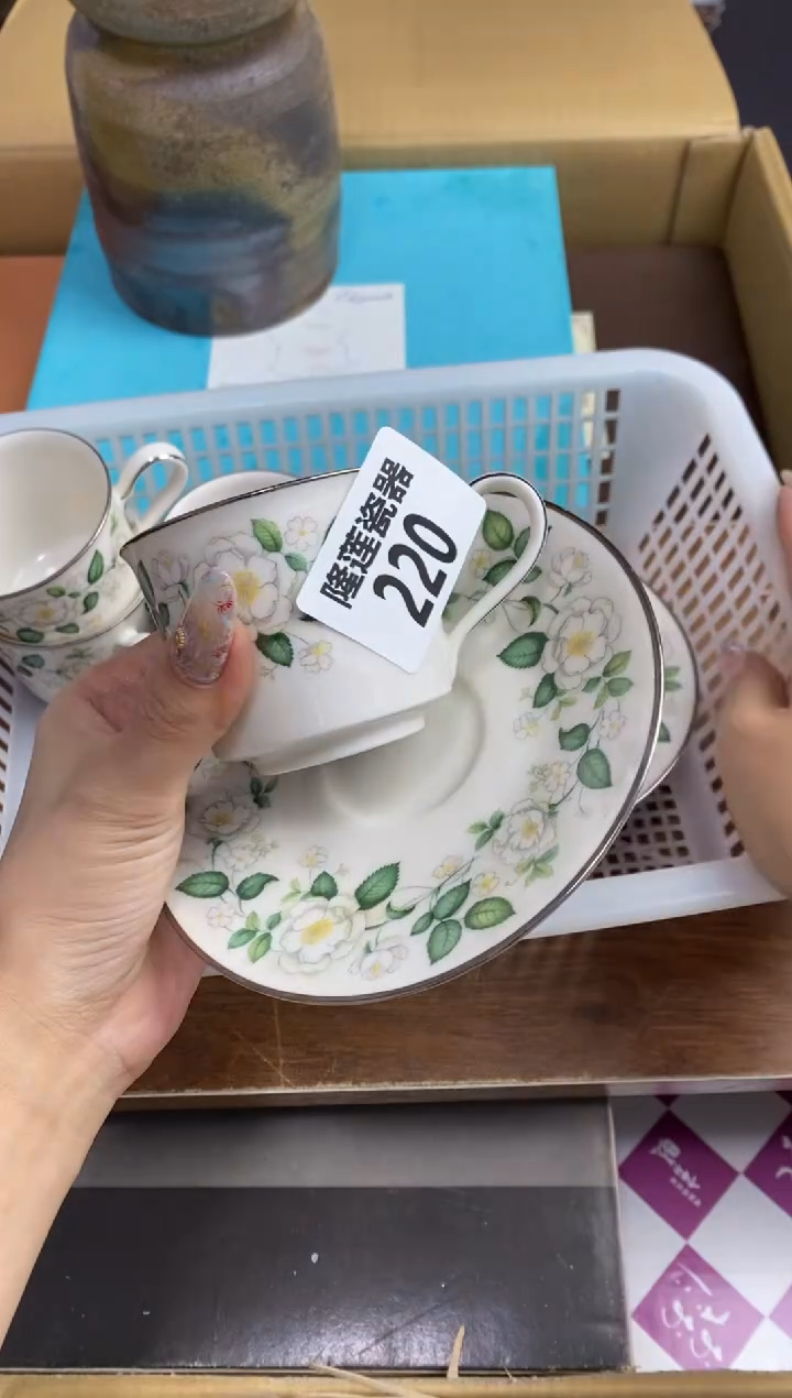 【闪购商品】瓷片隆莲瓷器欢迎大家