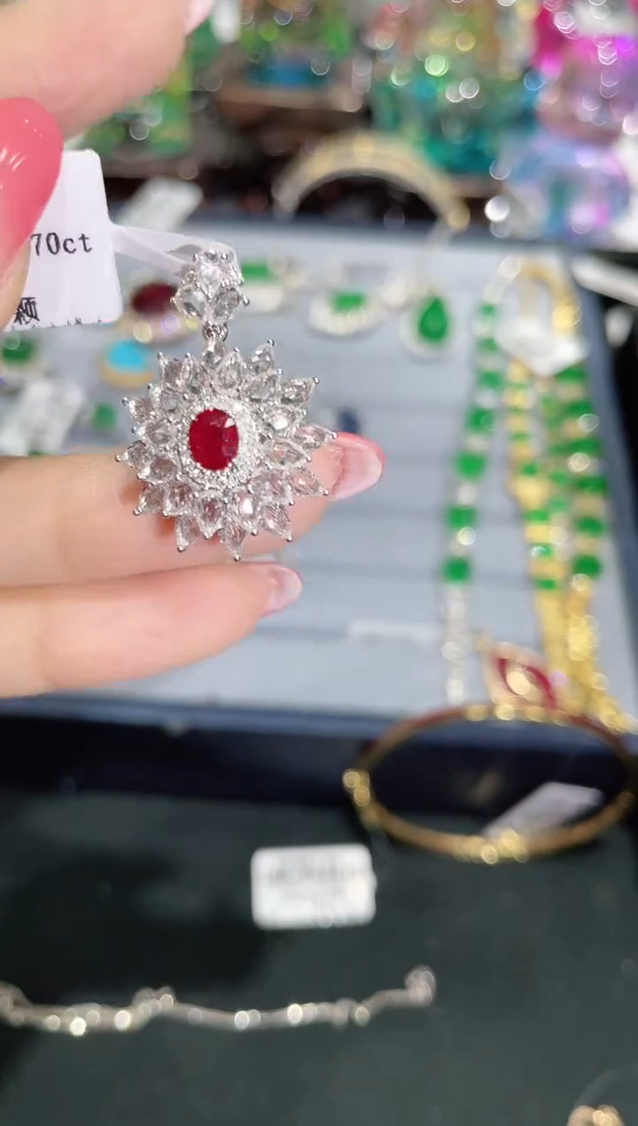 18K金镶嵌吊坠红宝石吊坠