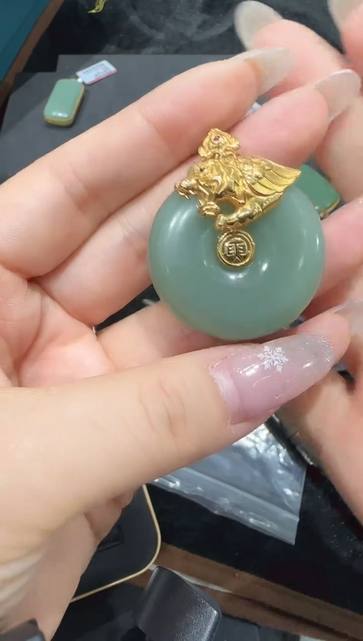 【闪购商品】和田玉吊坠/多样性发18K金镶嵌R552