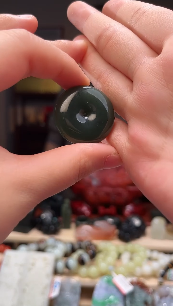 颈饰未镶嵌和田玉吊坠