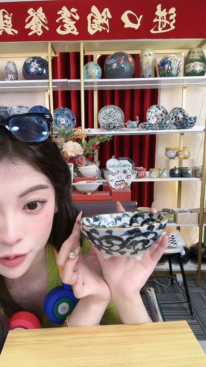 陶瓷唐草三足圆形深钵13.5cm