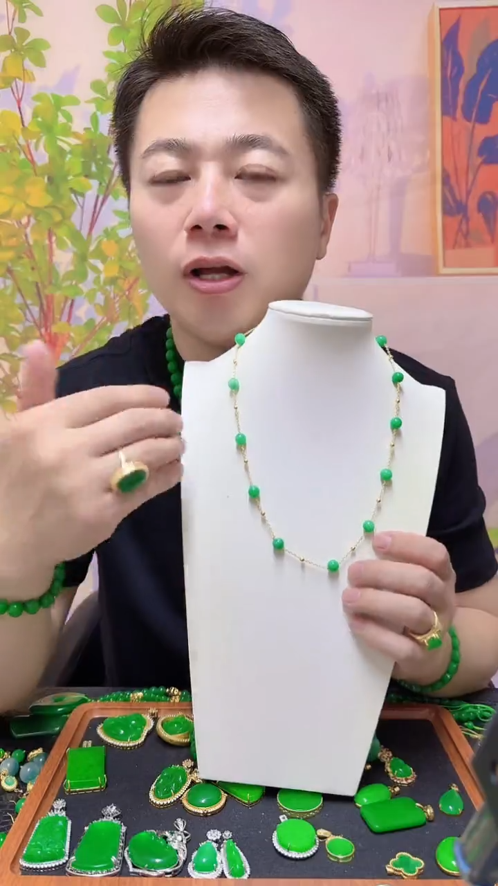 翠绿色项链气质时尚