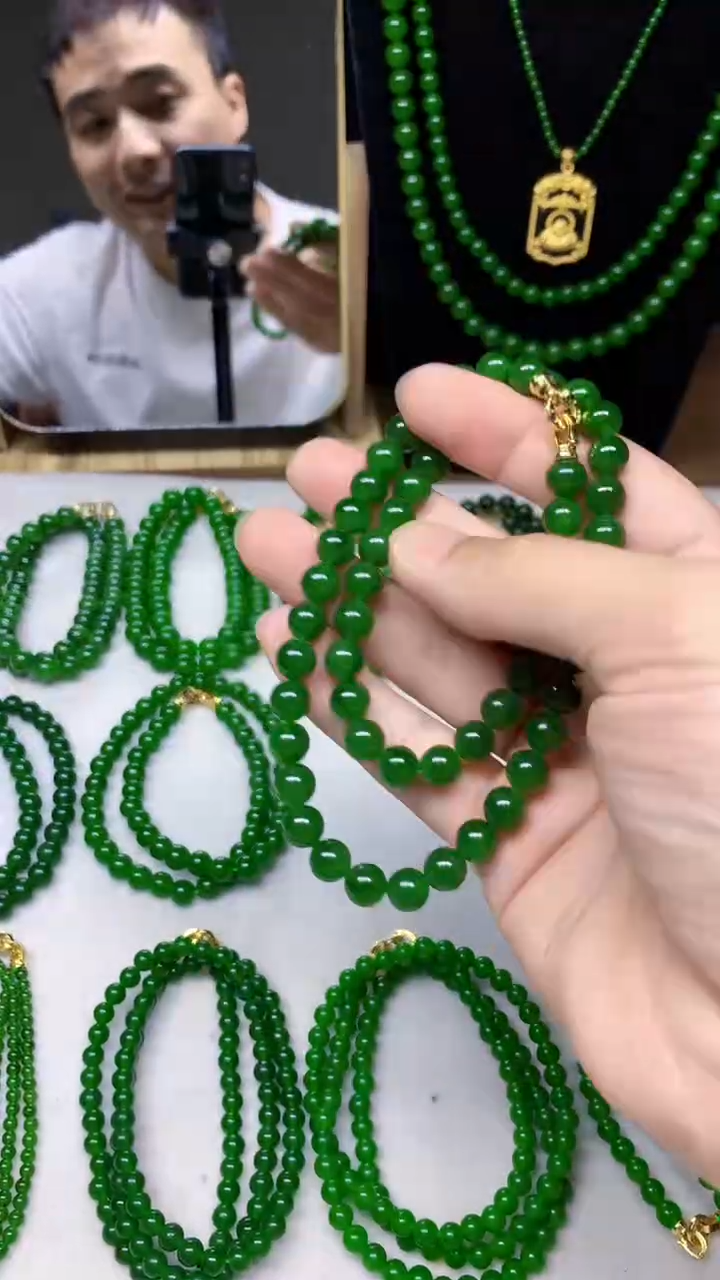 和田玉（碧玉）未镶嵌项链卡8的辣绿色