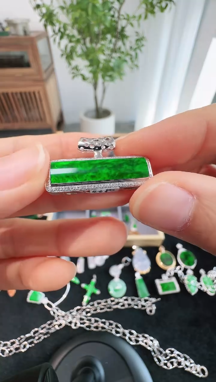 颈饰18K金镶嵌翡翠00004680