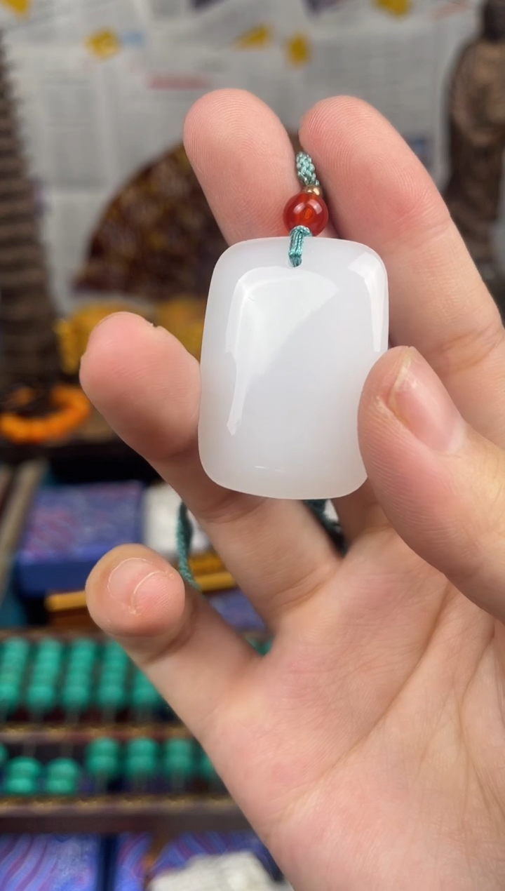 和田玉未镶嵌颈饰小小白无事