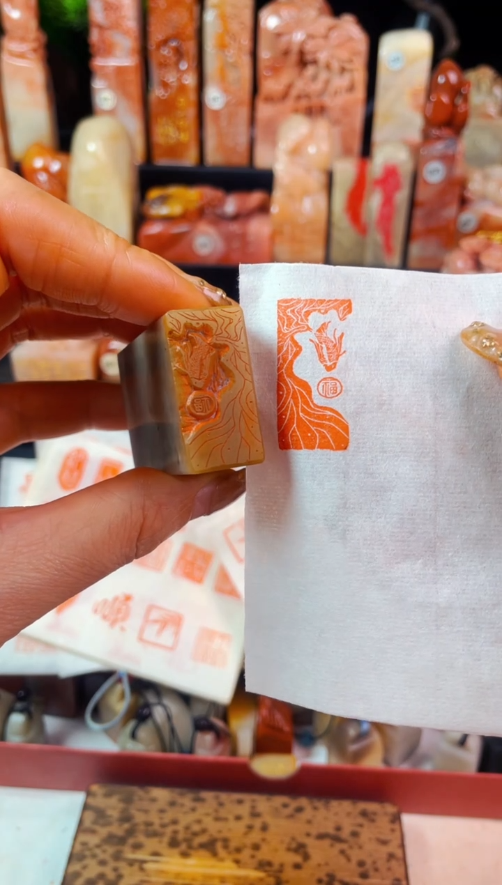 【闪购商品】浙江红石印石手工篆刻《锦鲤逐福》1.5*3