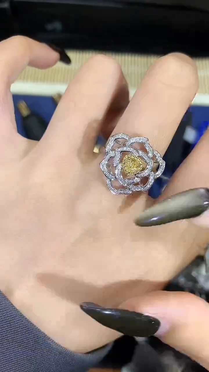 【闪购商品】钻石戒指18K金镶嵌黄钻戒指CY