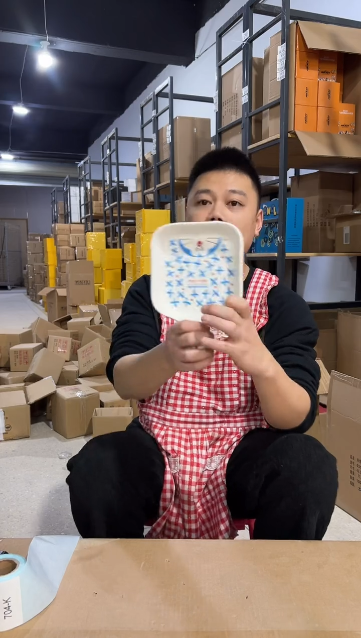 【闪购商品】杯白色方盘叮当猫烤盘微瑕