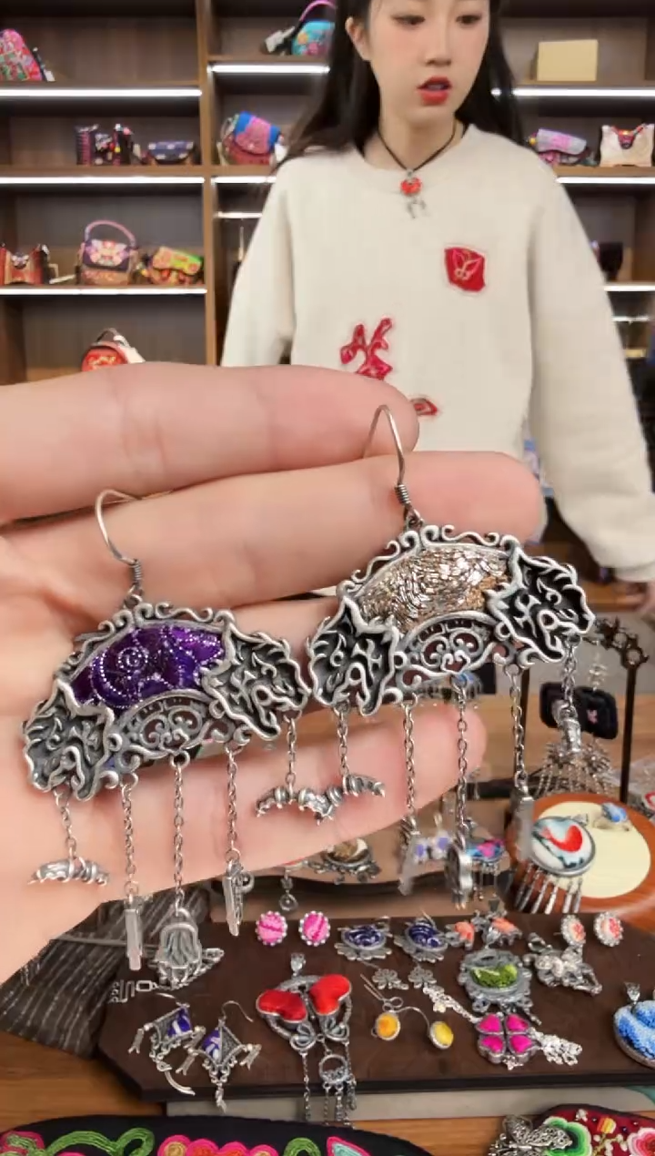 【闪购商品】织绣183蒙阿苏苗绣传承