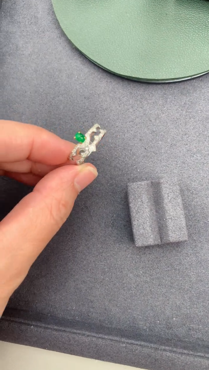 【闪购商品】祖母绿戒指18K金镶嵌22分祖母绿戒指